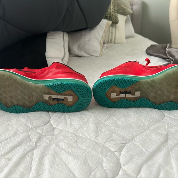 Nike Lebron Liverpool edition. Size 10.5 - Picture 4 of 4